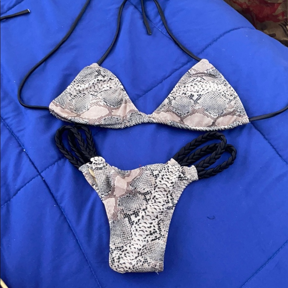 Multiple bikinis - Picture 5 of 10